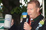 Brauerchef Andreas Steinfatt mit dem Steinkrug zum Wiesn-Jubiläum (@Foto: MartiN Schmitz)